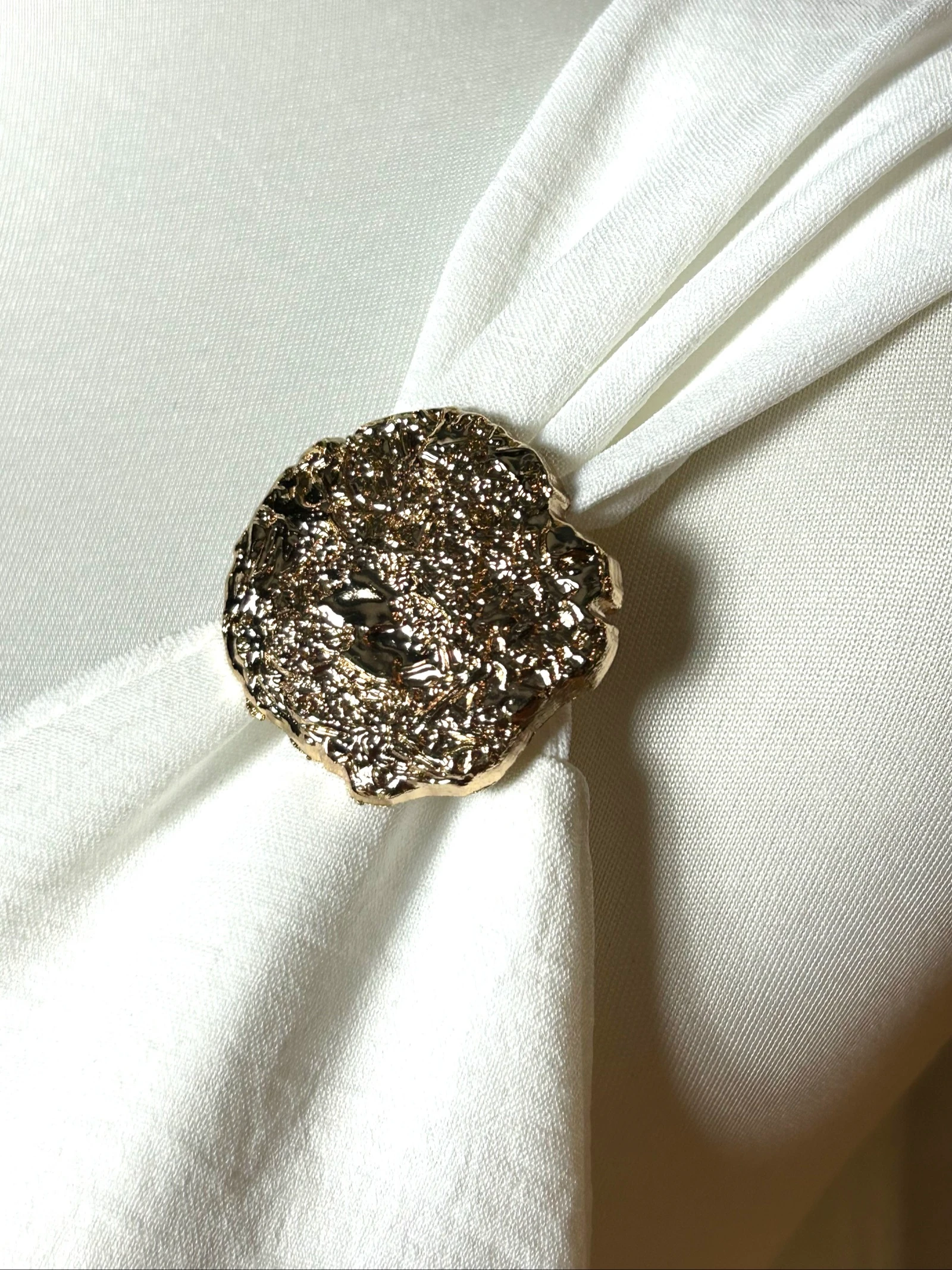 Vestido branco com broches de joias – photo 3